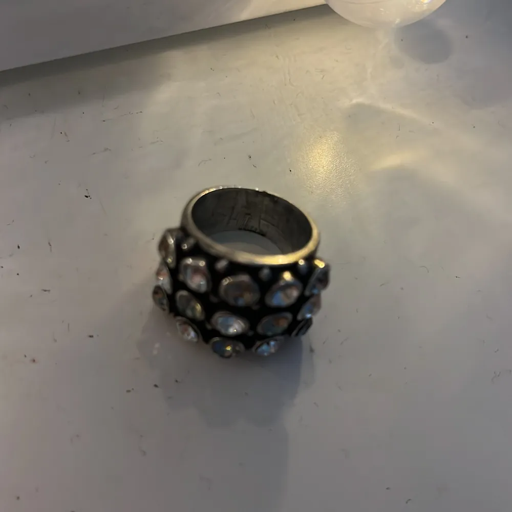 Säljer denna ringen💕är en guldmänniska så kommer inte till användning. Storlek xs, passar större💕. Accessoarer.