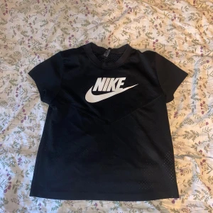Träningströja  - Fin tröja från Nike. Hör av er till mig om ni har frågor eller vill ha fler bilder! Har även lagt upp en del andra träningskläder på min plick så kika gärna där vid intresse!🤩