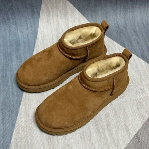 Uggs -  Perfekt för kommande vinter! Säljer i storlek 17-40. Får alltid göra retur inom tre dagar om man är missnöjd med köpet. Snälla kontakta mig innan du köper för ibland kan vara ha blivit glömt som sålt!