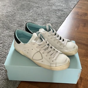 Phillipe model - Säljer mina Phillipe modell skor i storlek 41, de är i väldigt bra skick Köpt för 3200 Pris går att diskutera 