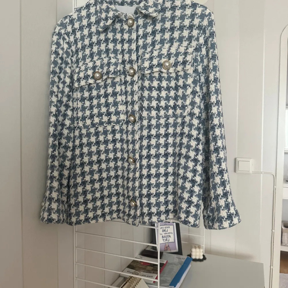 Fin kavaj från Zara i storlek XS. Stor i storleken. Matchande väska medföljer. Använd vid ett tillfälle. . Puvut & Bleiserit.