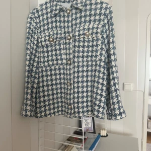 Kavaj från Zara i storlek XS - Fin kavaj från Zara i storlek XS. Stor i storleken. Matchande väska medföljer. Använd vid ett tillfälle. 