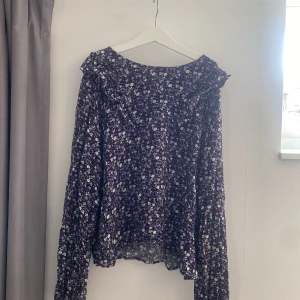 Blommig blus - Lila blommig blus