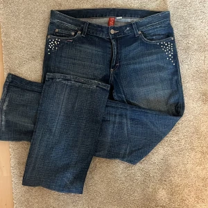 Jeans - Low waist bootcut jeans med diamanter❣️