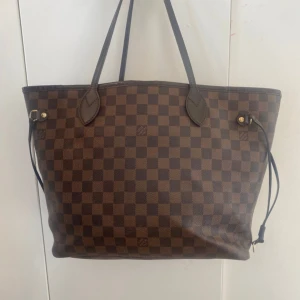 Louis Vuitton Neverfull  - Louis Vuitton neverfull väska super fin men har flera fläckar inuti. ord pris 18 700kr 