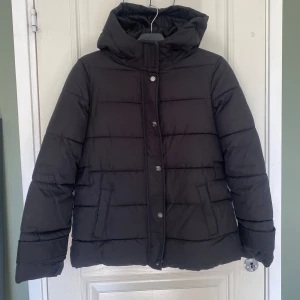 Jacka  - Jacka i bra skick , använd en vinter 🌟passar xs-M, köpt för 600 
