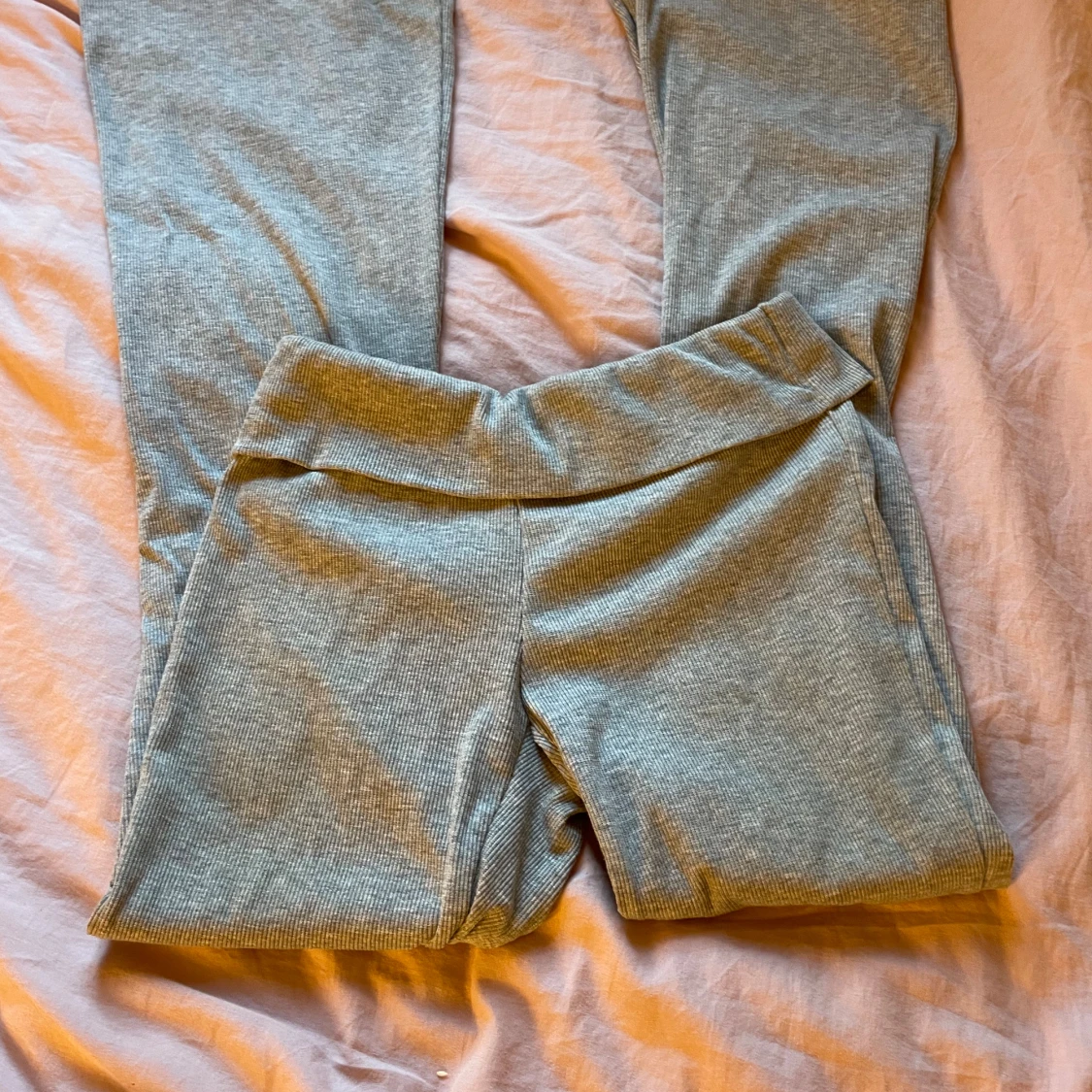 Grå ribbade byxor - 90