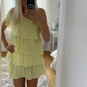 Klänning - Säljer denna klänning som jag endast använt en gång!