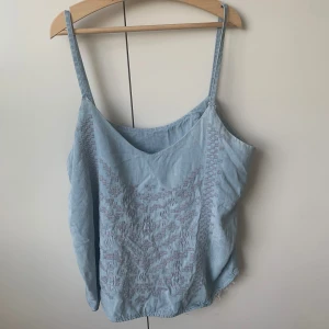 Jeans topp - Topp med smala axelband i jeansliknande material 