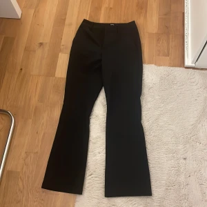 Kostymbyxor low waist  - ”Vera” Bootcut Låg midjade kostymbyxor från BikBok. Väldigt bra skick, använd ca 4 gånger. Ordinarie pris 500 sek. Pris går att diskutera☺️