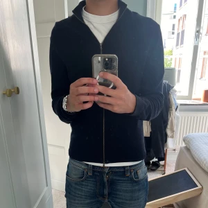 Full zip - Snygg full zip som är från Paul and friends Skick 9,5/10 (använd ca 4 ggr) 100% Merino • Kom gärna med bud 