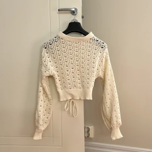 Tröja  -  Stickad tröja med bar rygg 