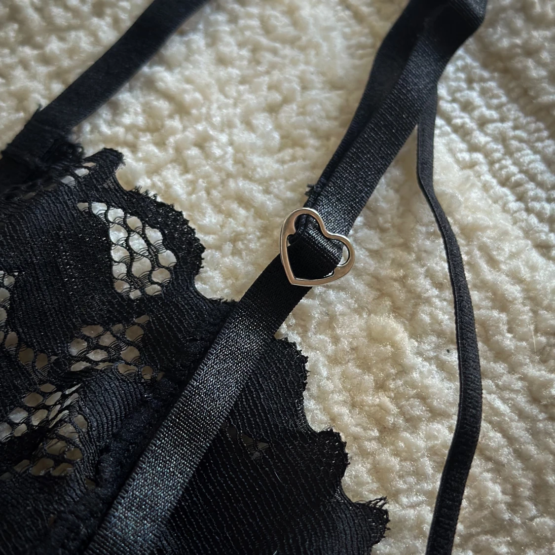 Svart spets-bh med hjärtformade detaljer - 91