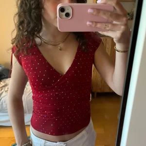 Glittrig röd topp - Så cool och unik topp från sisters point!❤️‍🔥