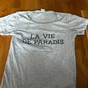 T-shirt Gina tricot  - T-shirt med tryck från gina