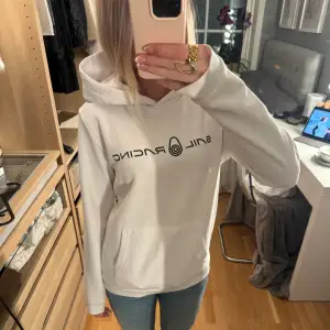 Vit Sail Racing hoodie i stolek 160. Använd ca 5 gånger. Säljs på grund av att den aldrig använts längre. Säljs för 400kr.  Köpare står för frakt.