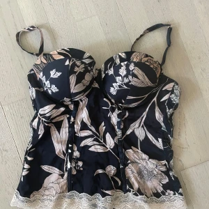 Intimissimi korsett - Säljer denna då den aldrig använts, (ny med prislapp). Nypris är 599 men säljer för 300.