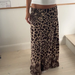 Långkjol  - Långkjol från Lululia i storlek S. Tjejen på bilden är ca 175cm för referens. Nypris 599kr men säljar för 299kr! Aldrig använd! Skriv vid frågor!💞