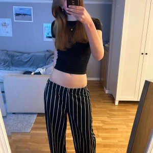 Randiga byxor  - Helt okej skick finns några såna skador som på bild 3 men annars bra skick, inga fickor, är ca 170 som referens och brukar ha xs.💖