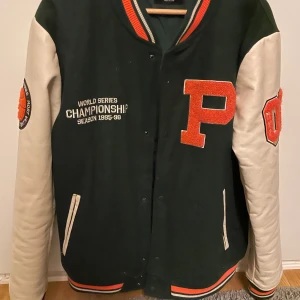 Jacka, bra pris  - Använd fåtal gånger så är som ny  450kr   Snabb affär så kan jag gå ner i pris 