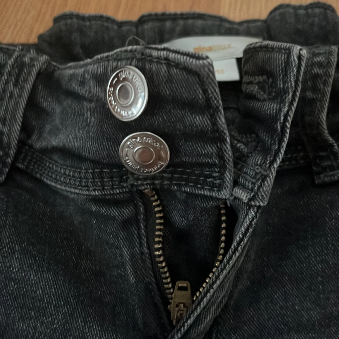 Svarta bootcut jeans från Gina Tricot - 92
