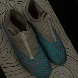 Nike Phantoms X fotbollsskor  - Använt mycket så säljer då jag inte använder de längre | 26 cm längd så mät dina fötter innan | storlek 41 men mindre i storleken