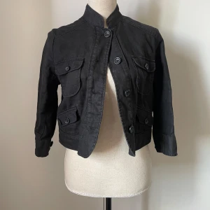 Trekvartsärmad jacka - Så himla söt trekvartsärmad jacka! I linnematerial, storlek 38 (från H&M) 🩶Använd 2-3 ggr :) Mycket fint skick!