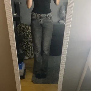 Straight jeans  - Gråa straighta Jeans ifrån hm har knappt använt sitter mid waist 