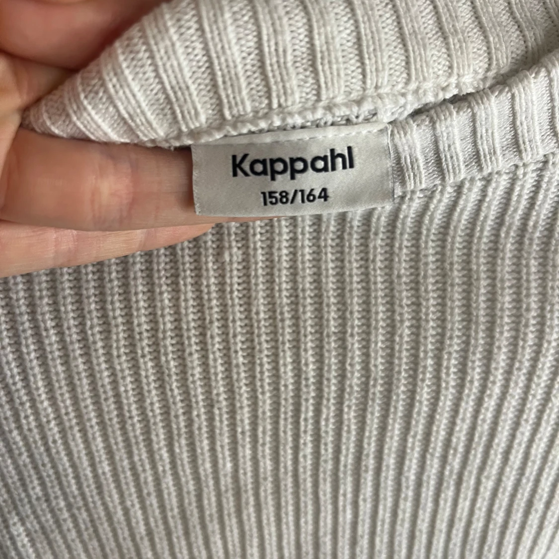 Vit ribbad tröja från Kappahl