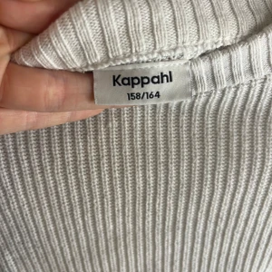 Vit ribbad tröja från Kappahl - Säljer en superfin vit ribbad tröja från Kappahl. Den är i storlek 158/164. Tröjan är långärmad och gjord av ett mjukt och bekvämt material. Perfekt för höst och vinter! 🧡