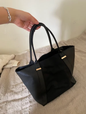 Handväska - Säljer en rymlig handväska, det finns tecken på slitage men inga man tänker på