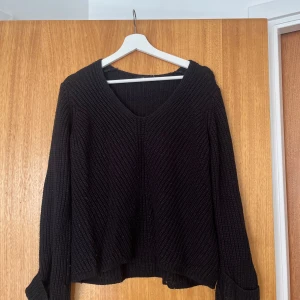 Stickad tröja  - Stickad tröja från Gina tricot, använd ett par gånger men i fint skick