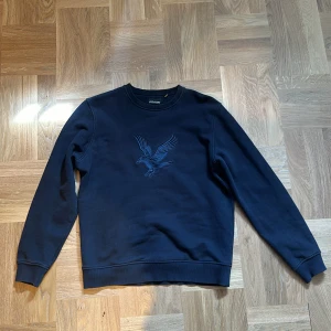 Lyle and scott sweatshirt - Mörkblå lyle and scott sweatshirt, använd men i gott skick. Storlek medium men lite liten i storleken.