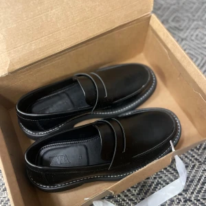 Zara Loafers  - Helt nya i kartong. Skinn material Storlek 39