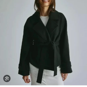 Kappa - Säljer denna slutsålda kappa från nelly då den tyvärr inte används längre! Är i super fint skick då den är använd max 5 gånger! Nypris 699!