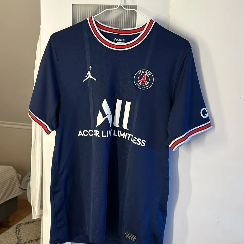  PSG tröja. Inga specifika effekter. Har ett litet hål vid  höger axeln baksida. Som jag har sytt igen. Så den stans inte. Nypris 1200kr. . T-shirts.