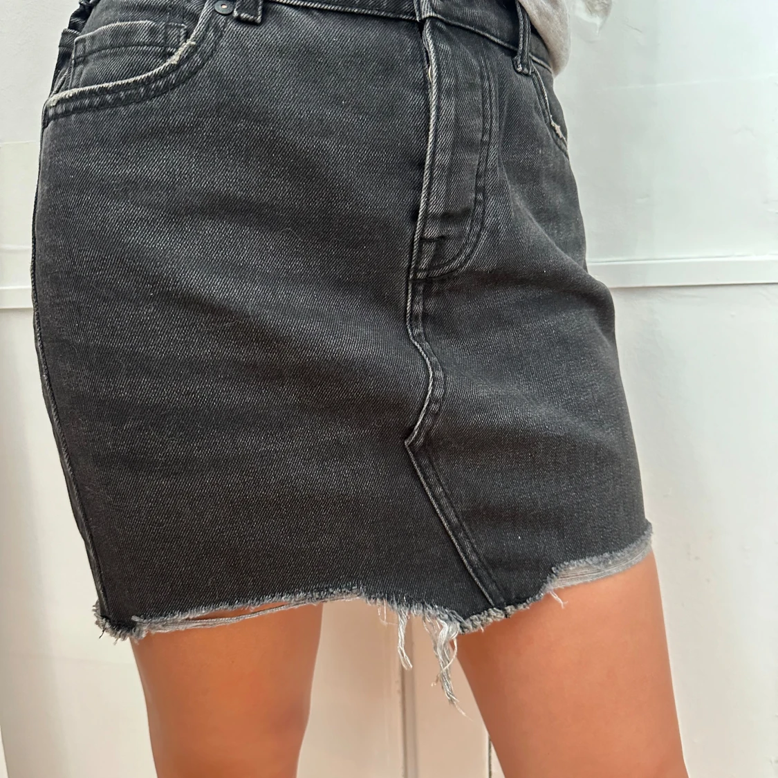 Svart jeanskjol med rå kant