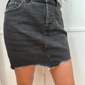 Svart jeanskjol med rå kant - 2 jeanskjolar från Only, använda fåtal gånger! Storlek 34!!  Går bra att köpa bara en om det önskas!