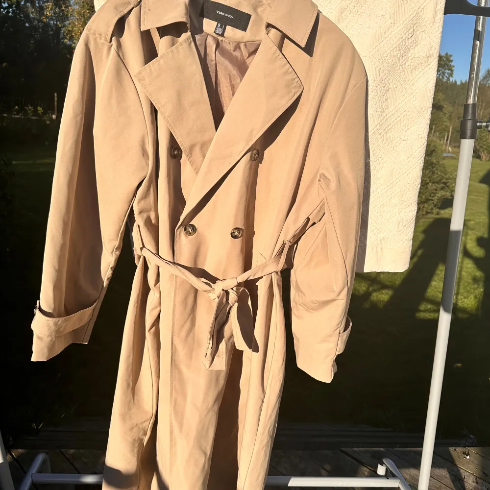 Helt ny beige trenchcoat från Vero Moda. Ganska stor i storleken . Jackor.