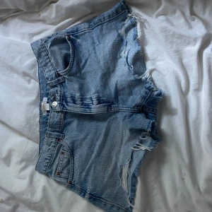 Jeansshorts  - Jeansshorts, storlek 158/164 men skulle säga att dom är lite små i storleken. Bra skick. Andvända fåtal gånger.