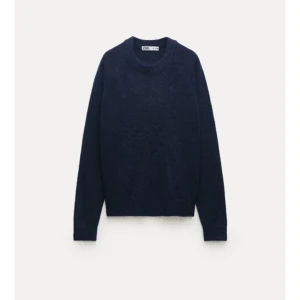 Stickad tröja - Marinblå stickad tröja från zara. Fint skick, står att det är storlek S i tröjan men passar mer en XS.  Köpt för 400 kr