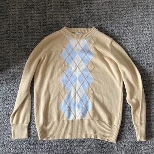 Stickad Tröja - Säljer än beige stickad tröja pga den har blivigt för liten den har inga defekter och är i 9/10 skick 