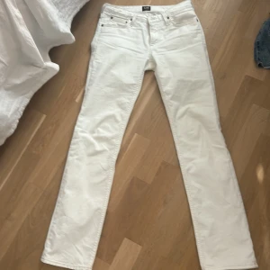 Vita Lee jeans  - Super fina lågmidjade vita Lee jeans i bra skick, innerbenslängden är 77 och midjemåttet rakt över är 35💖det går jättebra att trycka på köp nu❣️fråga mig vid minsta fundering