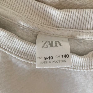 Säljer en vit tjocktröja från zara🫶 säljer pga att den är för liten - Vit tjocktröja från zara i storlek 140💕 på bilden se de ut som om de är mönster på den men de är de inte🫶