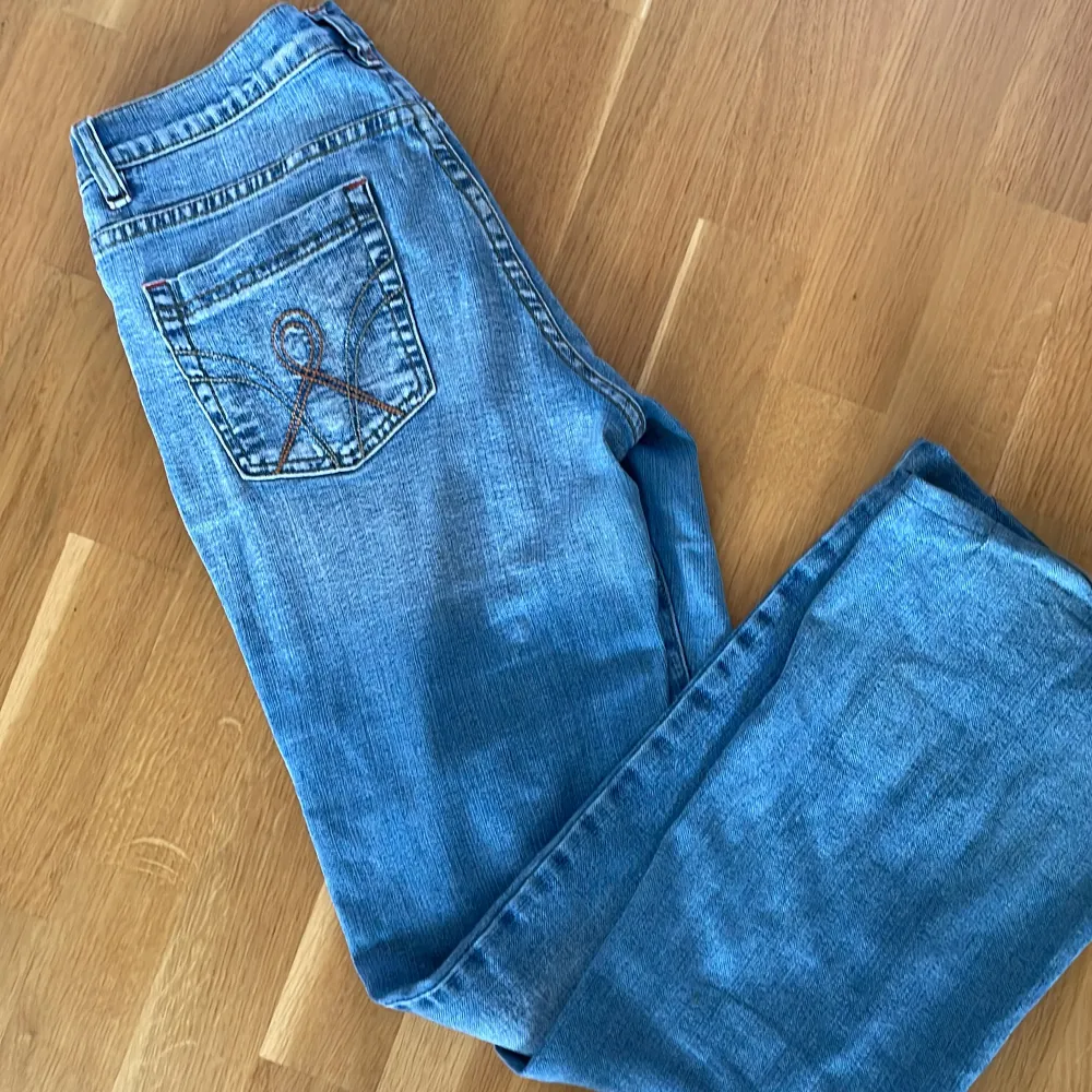 Säljer världens snyggaste lågmidjade jeans med jätte coolt tryck på bakfickorna!! Säljer då färgen inte passar på mig!💓Jättebra skick!! Midjemått rakt över 37! Innerbenslängd 73 🤗 Öppen för prisförändring.. Jeans & Byxor.