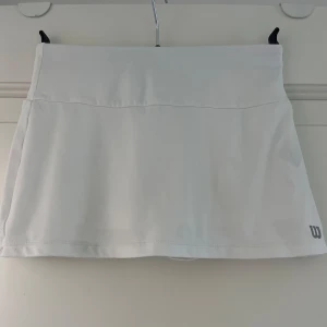 Tenniskjol - Tenniskjol från Wilson Säljer då den var för liten i storleken🤍