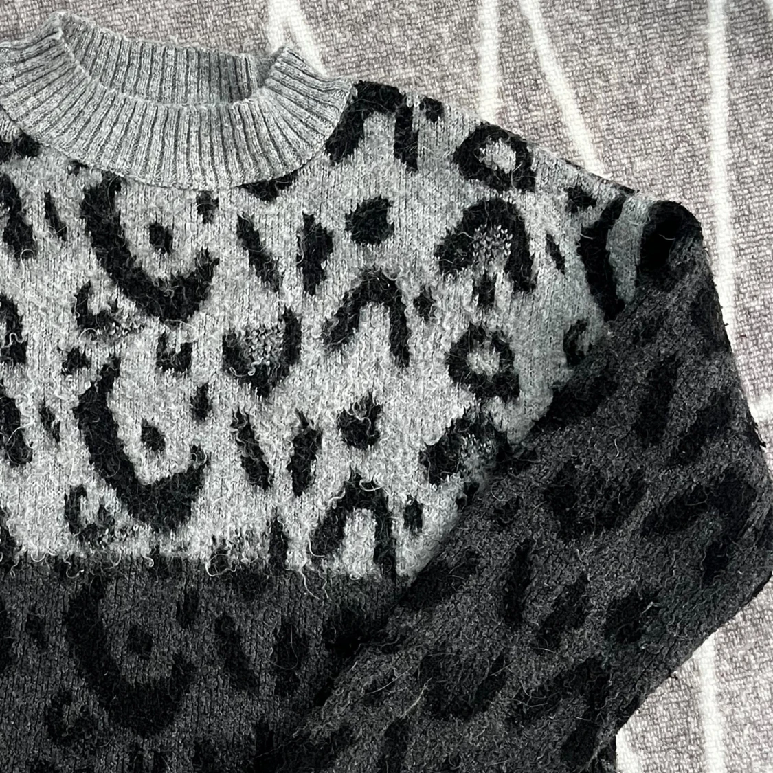 Stickad tröja leopard - 91