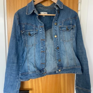 Jeansjacka  - Jeansjacka i jätte fint skick, men har använts. Står stl 44 men är mer som en 40/M. Pris kan diskuteras 💗