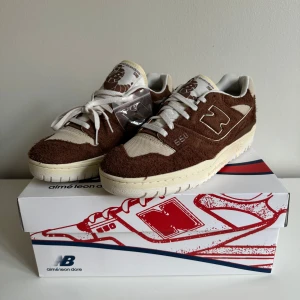 New Balance x Aime Leon Dore 550 - Säljer ett par New Balance x Aimé Leon Dore 550. Passade inte mig, så dem är aldrig använda. Box, snören, tags etc tillkommer. Nypris 1950kr, denna modell/collab är slutsåld.  Storlek 43/US 9.5  Bara att höra av sig för fler frågor eller liknande!