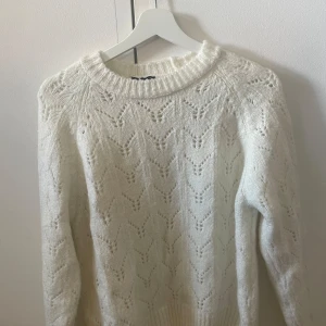 Vit stickad tröja - Så fin till hösten storlek xs/s💕 Säljer då jag har en liknande Inte nipprig och i fint skick!!!